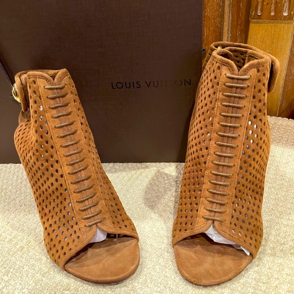 Louis Vuitton suede leather heels. Perfect for fall! Comes w/ box and dust bag - Picture 2 of 10